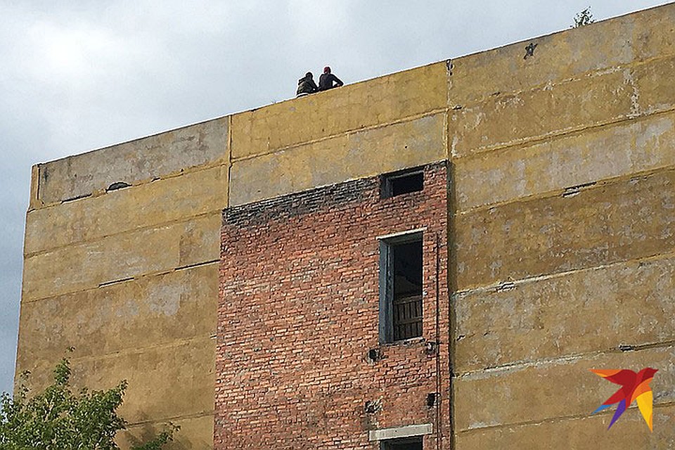 Двое подростков устроились на самом краю крыши. Фото: Павел КЛОКОВ