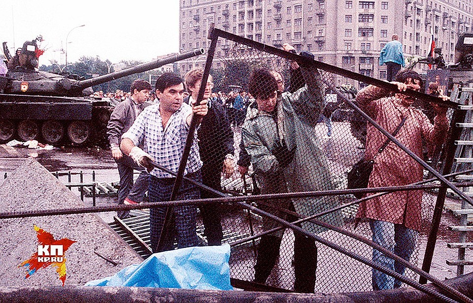 Москвичи возводят баррикады возле здания Верховного совета. Фото: Анатолий ЖДАНОВ