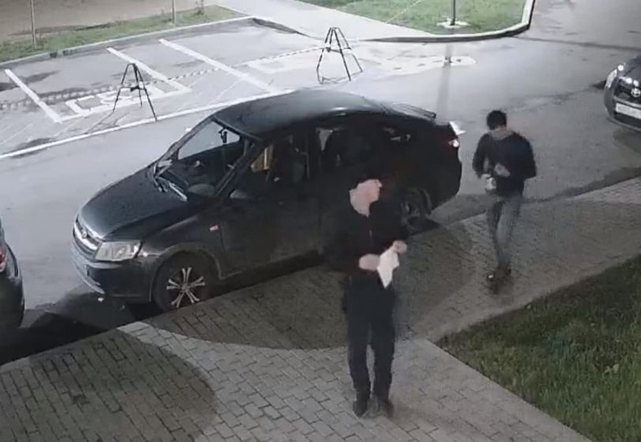 Ирина и Юлия написали заявление в полицию, с просьбой найти тех, кто расклеил оскорбительные листовки во дворе. Фото: предоставлено Юлией Высоцкой