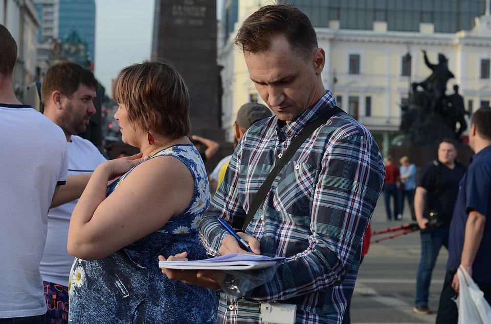 Митингующие подписывают резолюцию Фото: Анастасия ДОРОЖНЯК