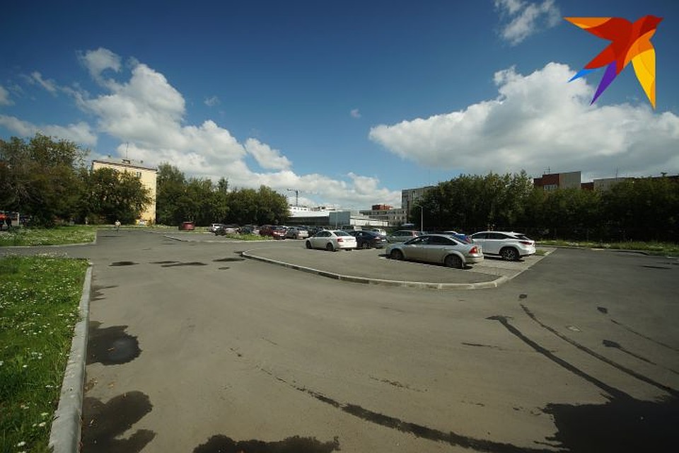 А это парковка на Большакова - 8 Марта. Построить тут вестибюль пересадочной станции между первой и третьей веткой запланировали давно. Но участок земли каким-то образом оказался в частных руках. Фото: Алексей БУЛАТОВ