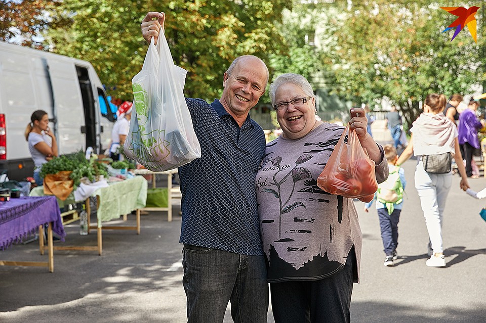 Многие продавцы признаются, что домой уезжают с пустыми коробками. Покупателей немало. Фото: Павел МАРТИНЧИК