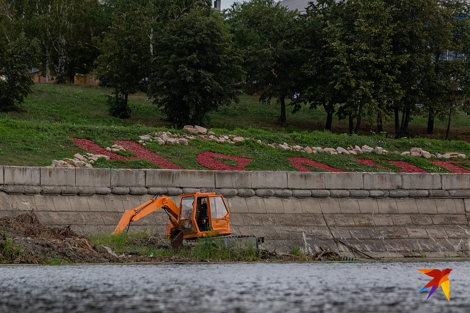 Реку чистят. Фото: Андрей АБРАМОВ