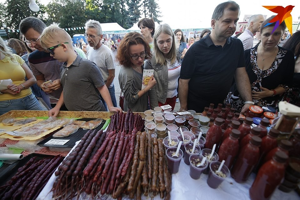 В торговых рядах можно было купить традиционные грузинские сладости. Фото: Павел МАРТИНЧИК