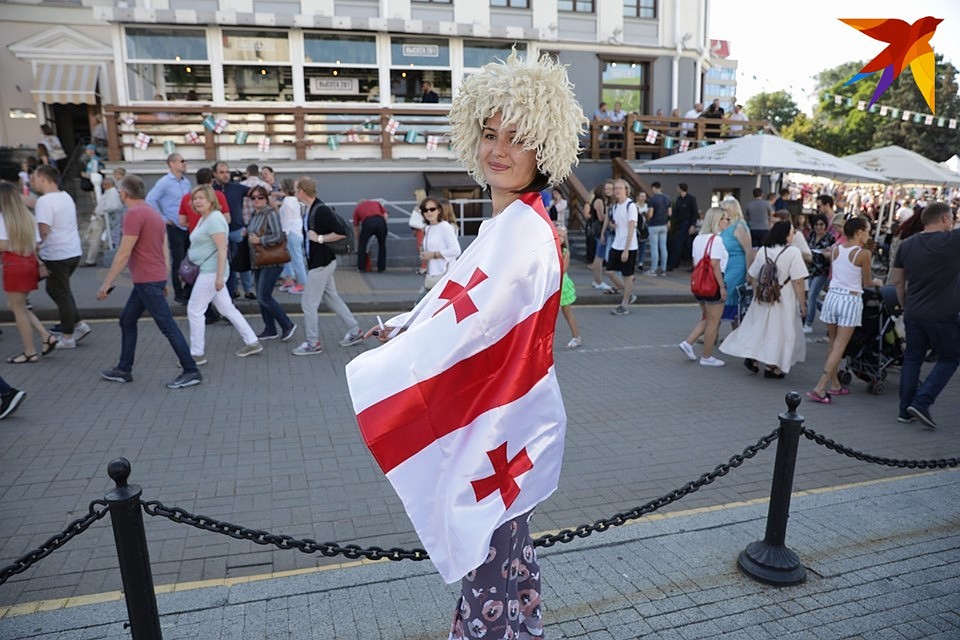 Весь центр города был украшен грузинскими флагами. А некоторые гости пришли со своими Фото: Павел МАРТИНЧИК