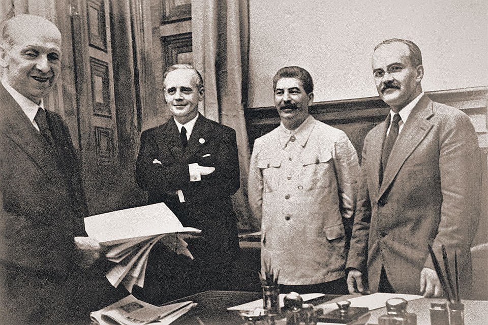 23 августа 1939 года в Москве советский премьер Молотов и глава немецкого МИДа Риббентроп подписали договор между СССР и Германией Фото: wikimedia.org