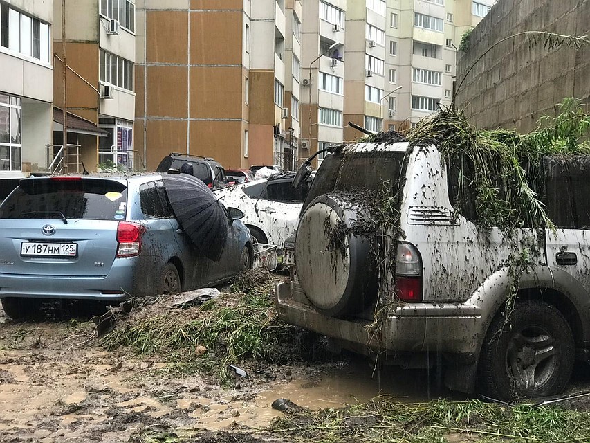 В результате обвала пострадал водитель, который был в салоне машины. Фото: Сергей ЛАНИН