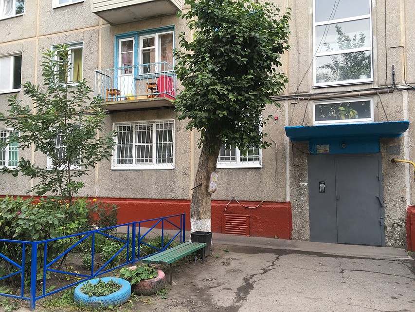 На балконе квартиры на 2 этаже постоянно стояли пьяные люди Фото: ЮЛИЯ СУПРЯДКИНА
