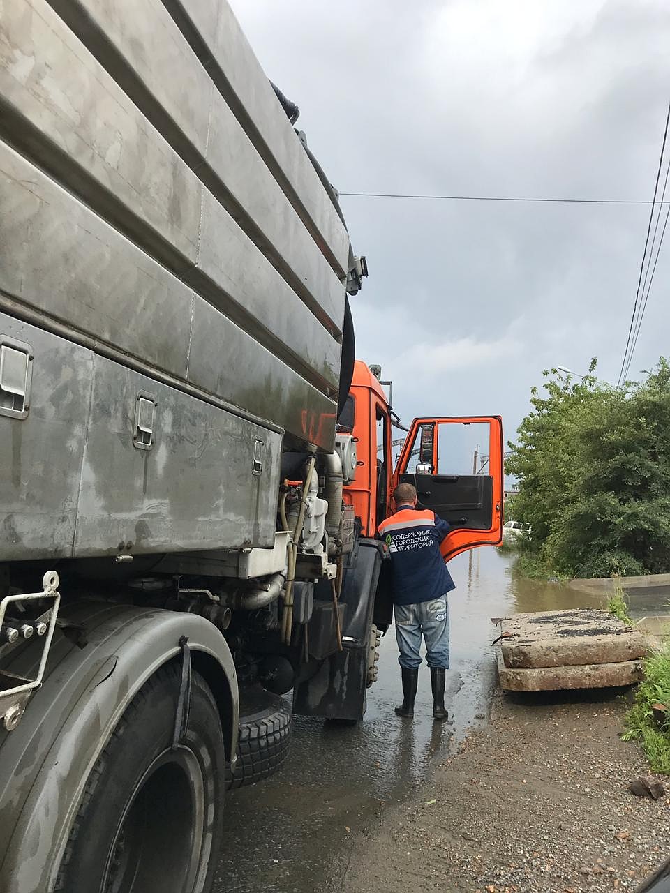 Коммунальщики убирают последствия ливня с самого утра Фото: Предоставлено очевидцами