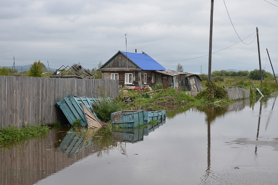Вода уже заходит на приусадебные участки жителей пригородов Комсомольска-на-Амуре Фото: ГУ МЧС России по Хабаровскому краю