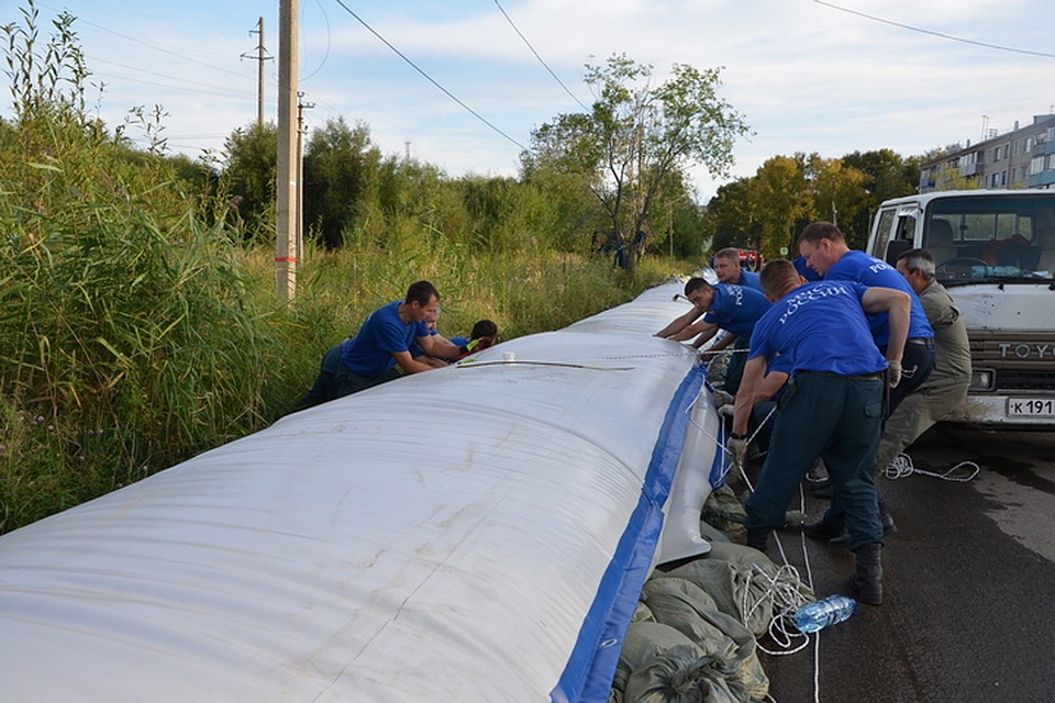 Вдоль Хорпинского шоссе разворачивают водоналивные дамбы Фото: ГУ МЧС России по Хабаровскому краю