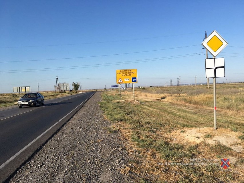 ДТП произошло на повороте на въезде в Волгоград. Фото: ГУ МВД по Волгоградской области