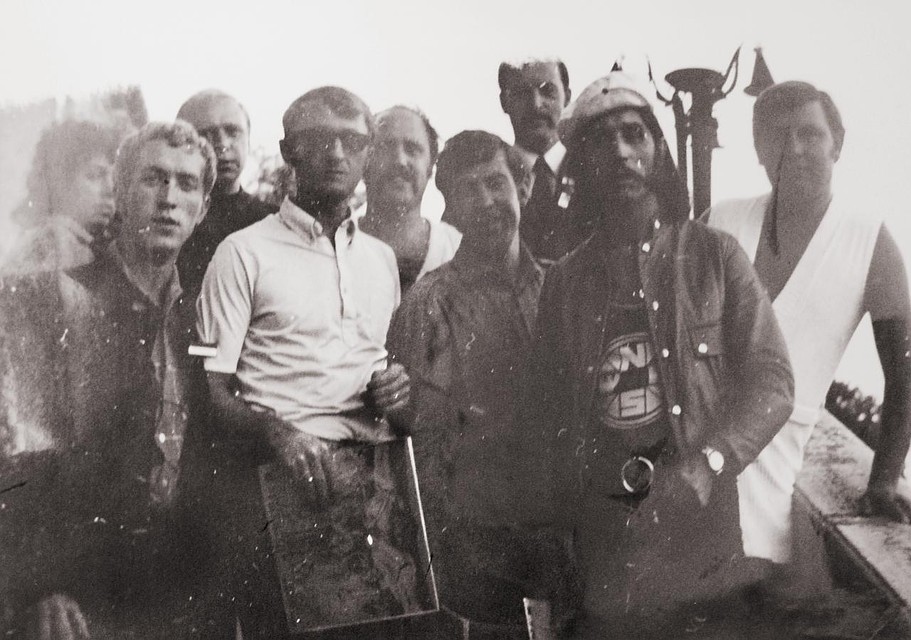 По этой фотографии «Песняров» 1971 года из польского Сопота видно, что все белорусские музыканты аккуратно подстрижены, а вот в Чеславе Немене, первой встреченной зарубежной звезде, сразу узнаешь рокера. Фото: Архив Леонида Тышко, pesnyary.com