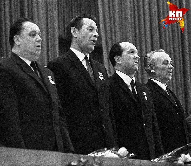 Ничто человеческое власть придержащим не чуждо - в том числе любовь к песне. Фото: Юрий Иванов