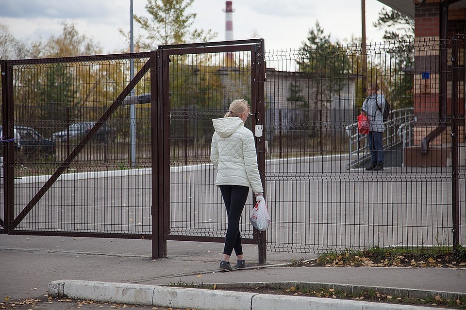 Территории всех школ обнесут ограждениями. Фото: Николай ОБЕРЕМЧЕНКО