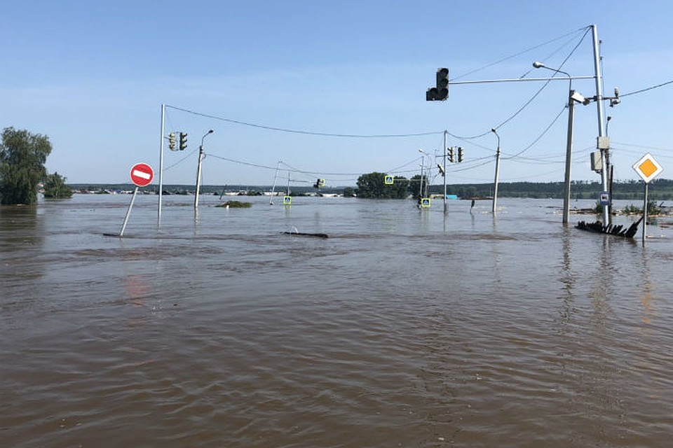 Центральные улицы Тулуна во время первой волны паводка. Фото: Николай ТЕКАЛОВ