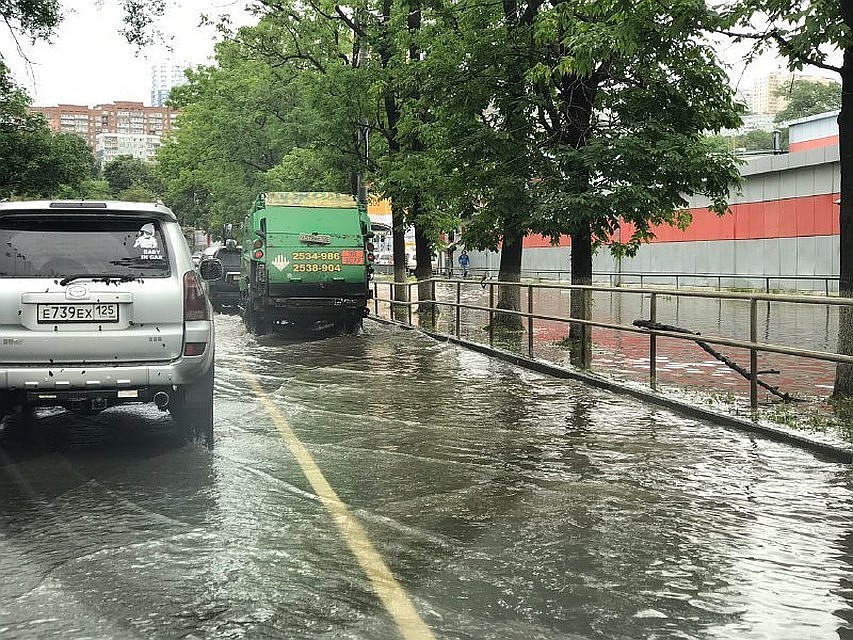Ливневая канализация не справилась с последствиями мощного ливня Фото: Сергей БАЛАНОВ