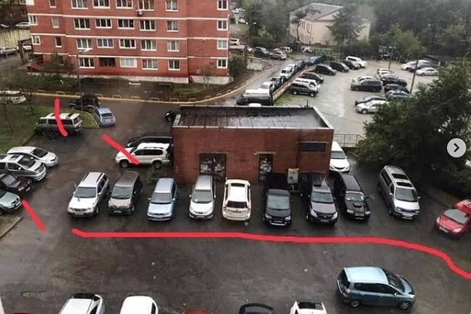 16 автомобилям порезали колеса во Владивостоке. Источник фото: dps.control
