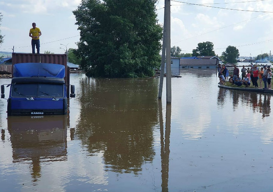 Большая вода пришла в Тулун в конце июня и началось сильнейшее за 30 лет наводнение. Фото: ГУ МЧС России