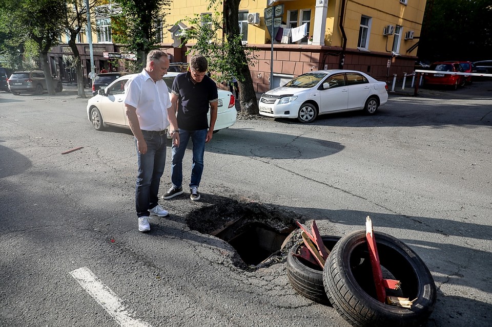 В эту яму на Фонтанной улице только сегодня угодило несколько автомобилей. Фото: Игорь Новиков, администрация Приморского края