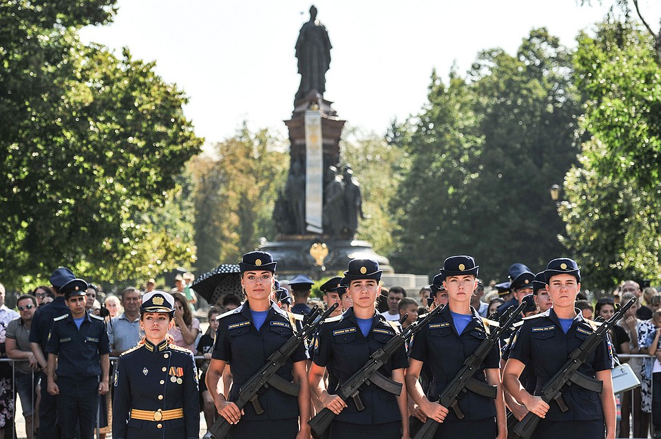 После клятвы будущие летчицы прошли маршем перед трибунами. Фото: Кирилл ВЕРШИНИН