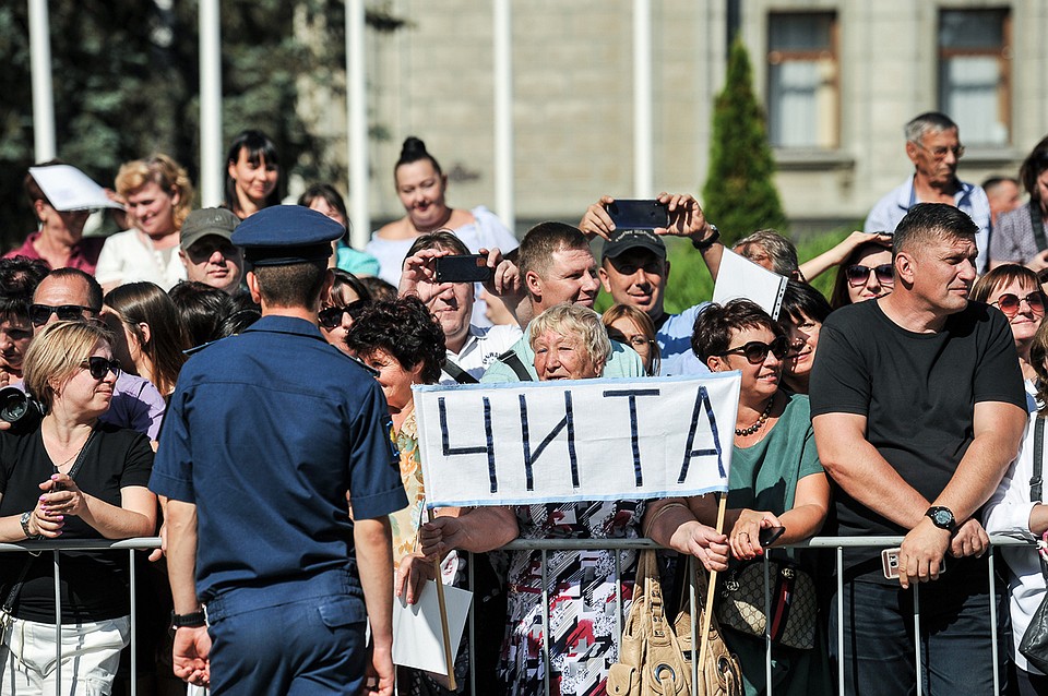 Родители курсантов преодолели тысячи километров, чтобы поддержать своих детей. Фото: Кирилл ВЕРШИНИН