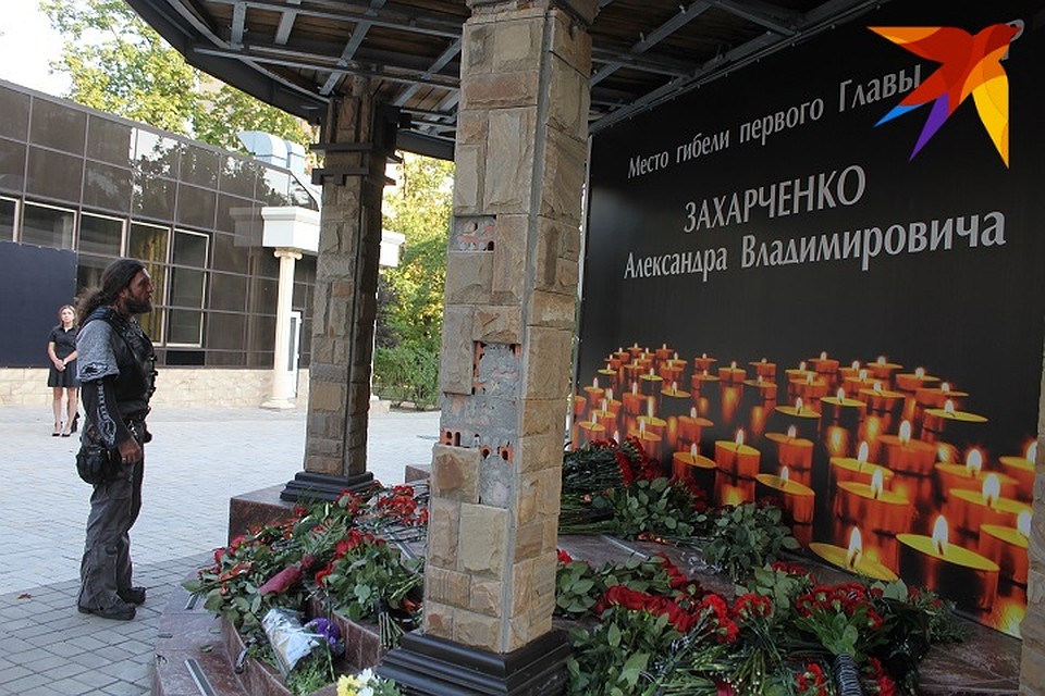 Лидер мотоклуба "Ночные волки" долго стоял у места гибели Первого Главы ДНР Фото: Никита МАКАРЕНКОВ, Павел ХАНАРИН