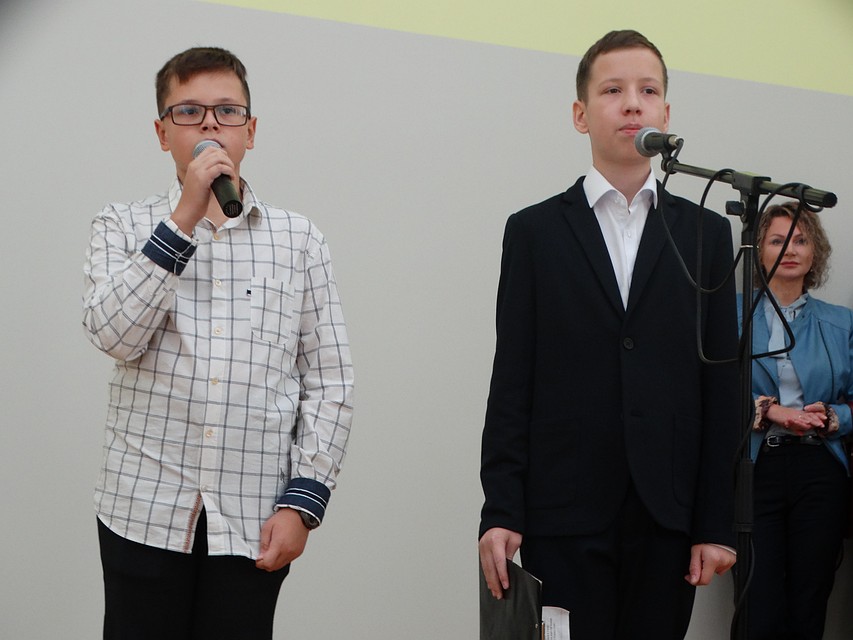 На линейке дети поздравляли друг друга песнями, стихами и танцами Фото: Дарья ЮДИНА