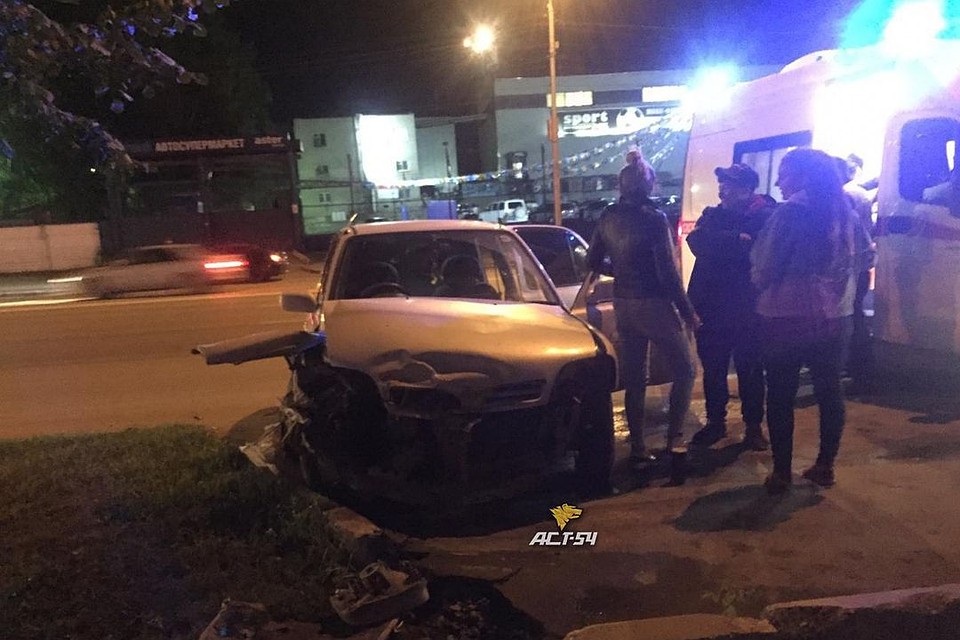 В аварии пострадали и две припаркованные возле дома машины. Фото: Новосибирская служба эвакуации «АСТ-54»