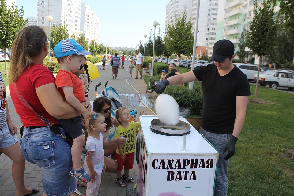 Сластены могли полакомиться сахарной ватой. Фото: Нина КУРЯШКИНА