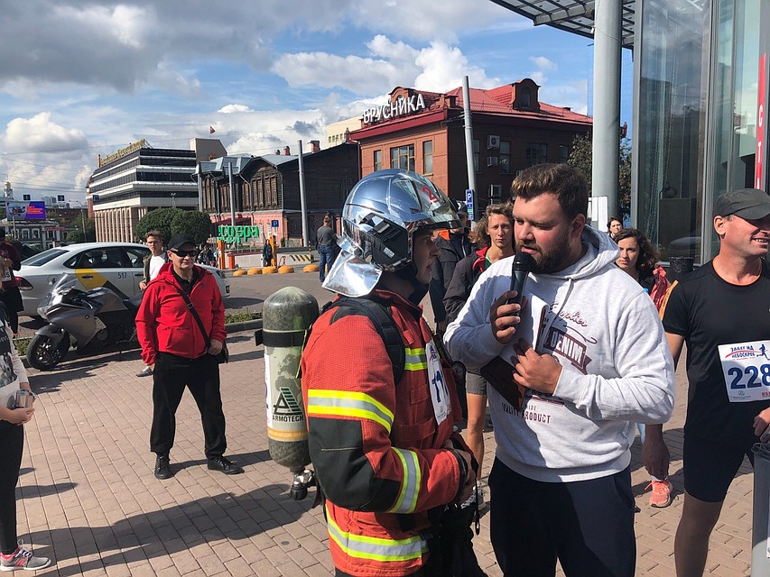 В забеге принимал участие даже пожарный - в полной экипировке! Фото: Олег Галимов