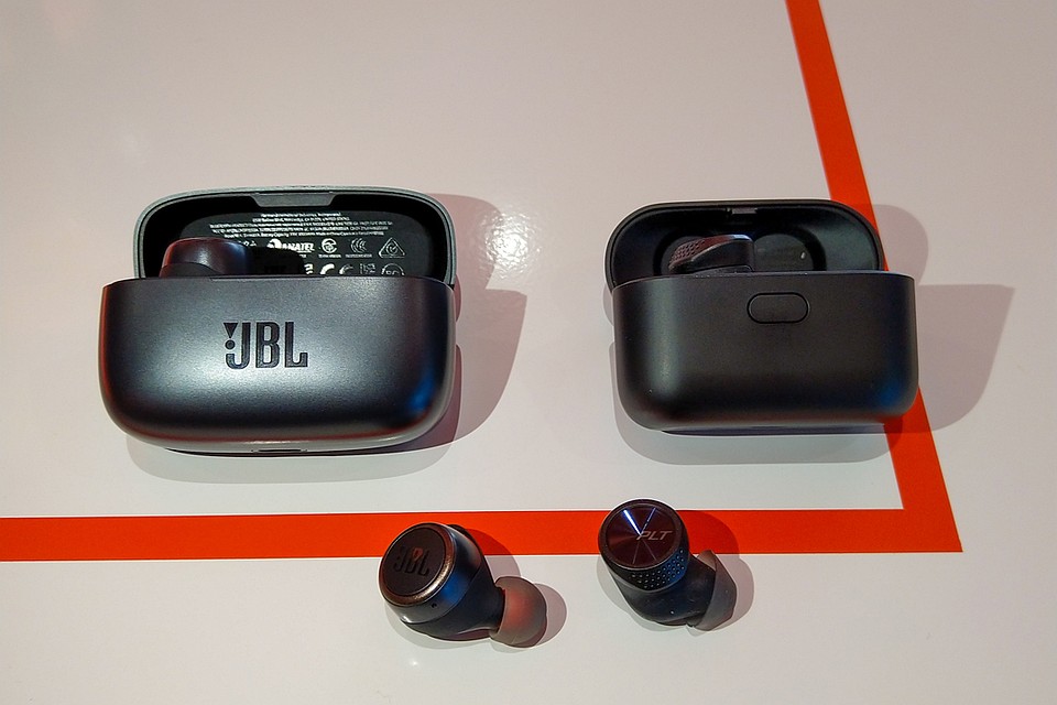 JBL LIVE 300TWS и Plantronics BackBeat Pro 5100 Фото: Александр МИЛКУС