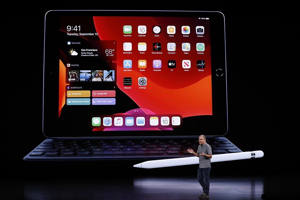 Новый iPad по сути заменяет собой ноутбук, тем более, что на нем доступна полноразмерная клавиатура Фото: REUTERS