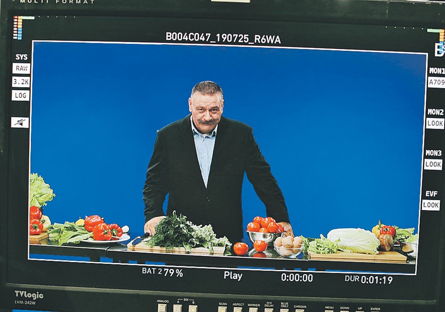 Шеф Виктор Баринов (Дмитрий Назаров) по-прежнему болеет за «Спартак» и не ладит с дочерью. Фото: Канал СТС