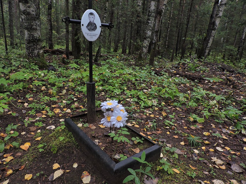 Есть и детские могилы. Фото: Ольга СОЛОВЕЙ
