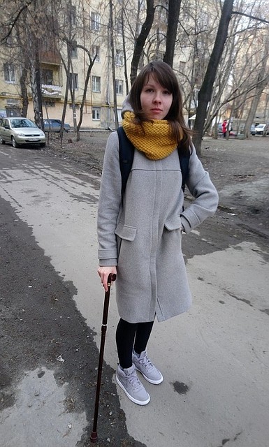 Теперь Лидия никуда не выходит без трости. Фото: Лидия Савинцева