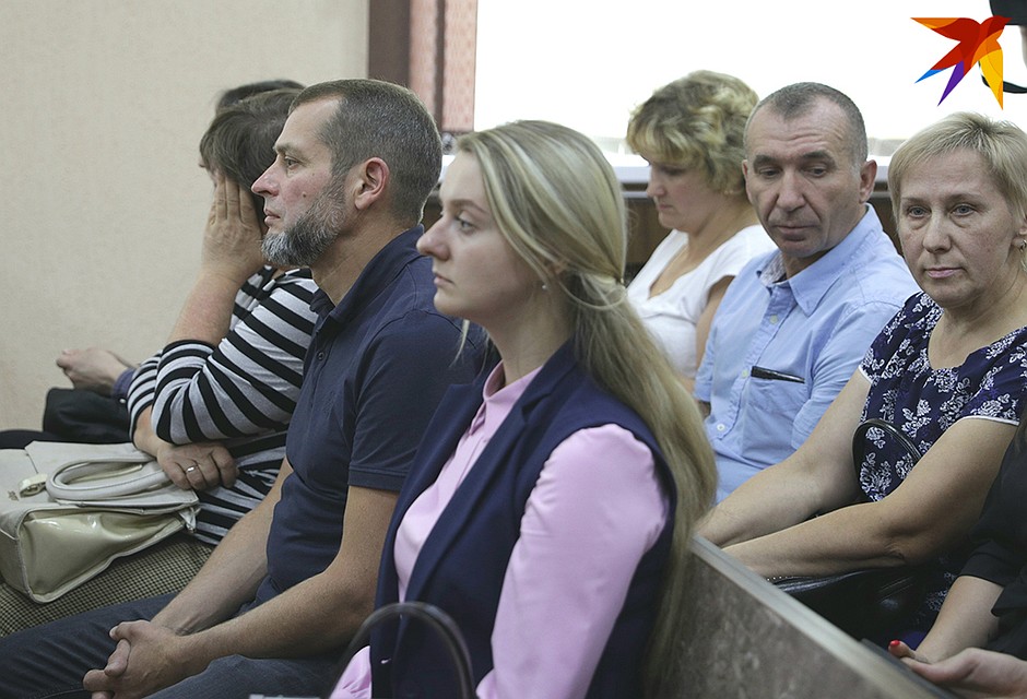 Потерпевшими по делу признали отца убитого Александра Романова, мужа учительницы Марины Пархимович, ее сестру и сына. Фото: Павел МАРТИНЧИК