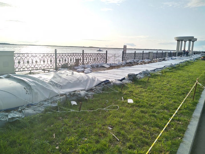 На главной набережной города демонтируют наливную дамбу Фото: Юлия ТЕРЕНТЬЕВА