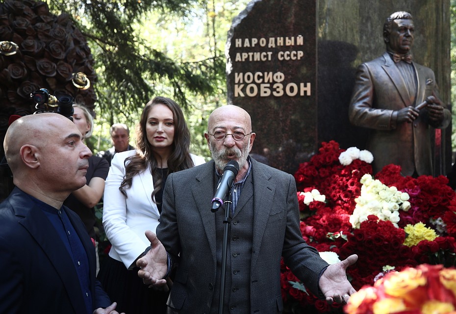 Несмотря на проблемы со здоровьем, Александр Розенбаум 30 августа был на открытии памятника Иосифу Кобзону, а 11 сентября пел на концерте в Кремле. Фото: Валерий Шарифулин/ТАСС