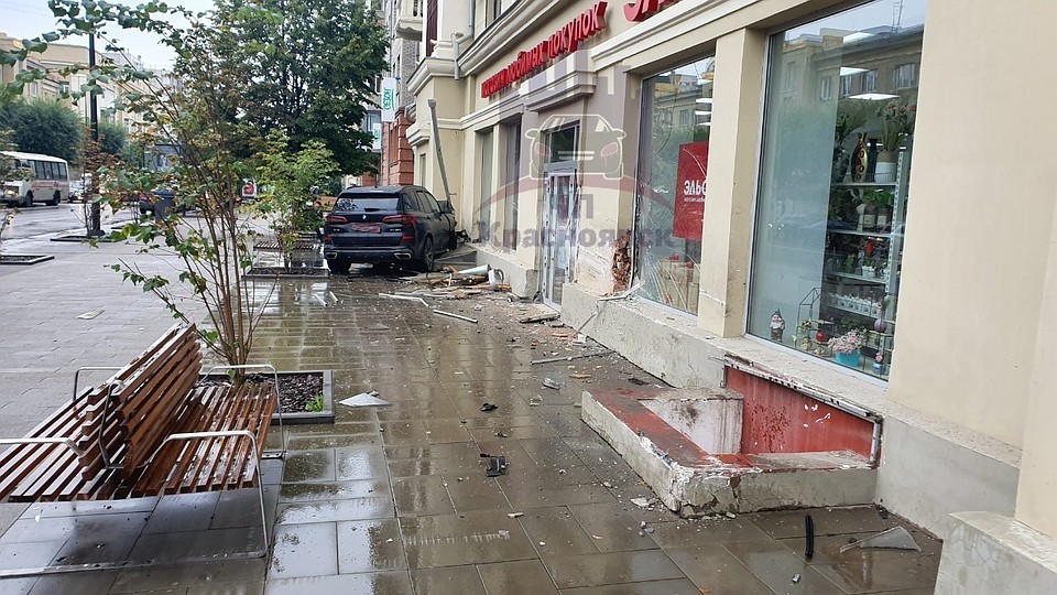 Водителя увезли в больницу. Фото, видео: ЧП - Красноярск.