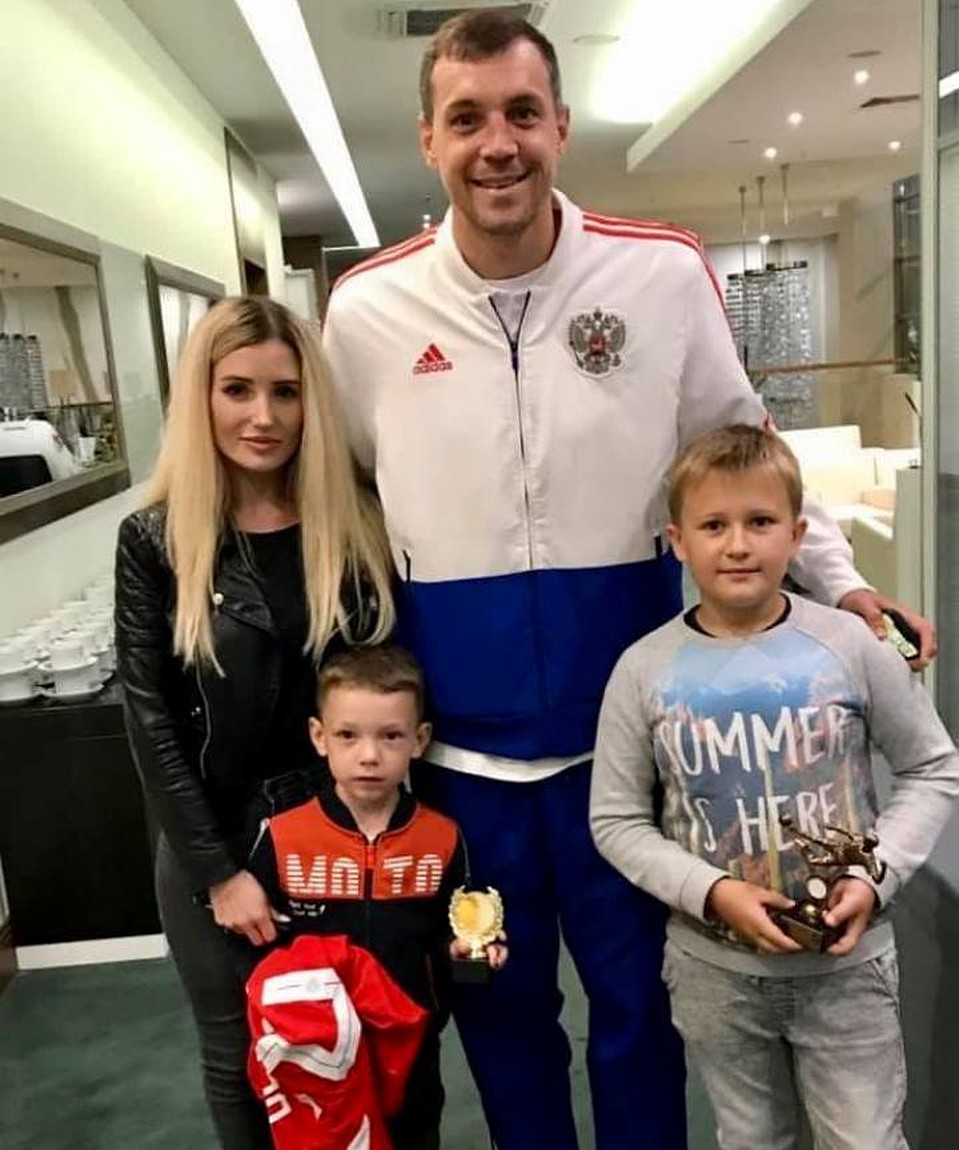 Спортсмен вышел из номера, пожал руки мальчишкам, подарил футболку и вдобавок еще оставил автограф на кубках. Фото: Facebook