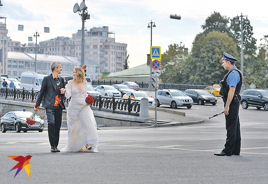 Не каждый день гаишникам такие интересные пешеходы попадаются. Фото: Дмитрий СЕРГЕЕВ