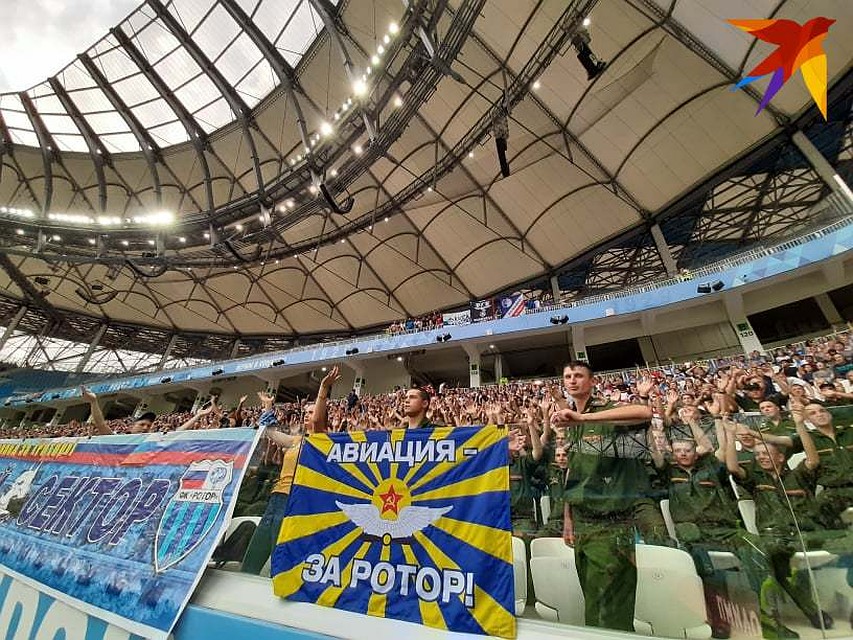 Волгоградцы вне зависимости от званий, положений и статосув одинаково поддерживают свою команду. Фото: Екатерина СИМОХИНА