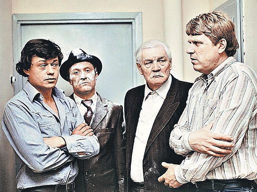 Одна из любимых народом ролей Михаила Кокшенова - в фильме 1983 года «Белые росы» (слева направо: с Николаем Караченцовым, Геннадием Гарбуком и Всеволодом Санаевым). Фото: Кадр из фильма