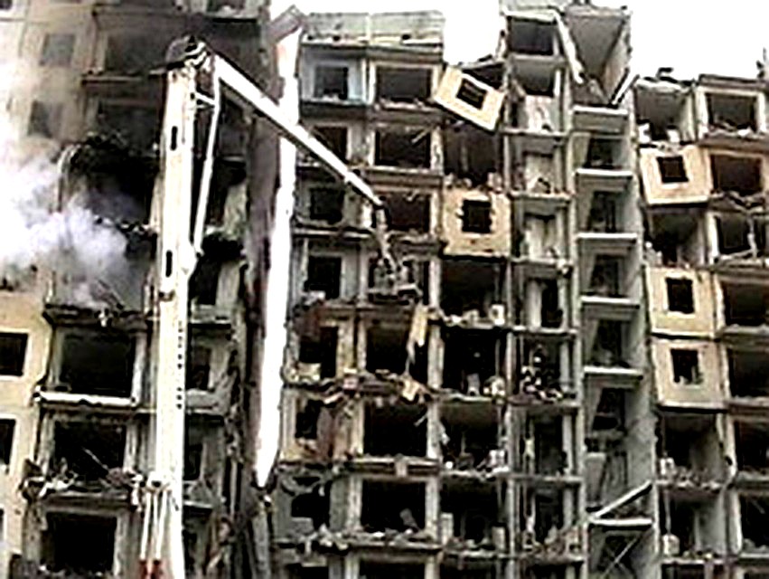 Две секции дома оказались практически полностью разрушенными. Фото: стоп-кадр с видео.