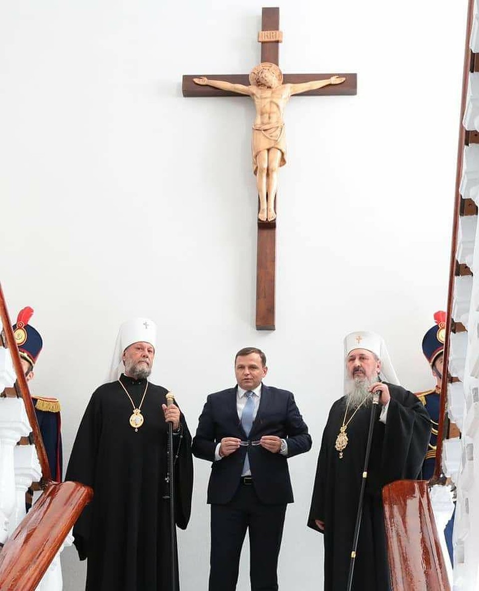На фоне распятия.