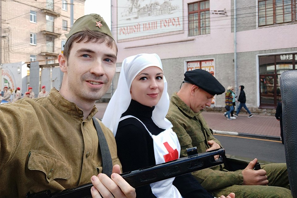 Первыми на параде проехали исторические персонажи. Фото: vk.com, "Белые Берега".