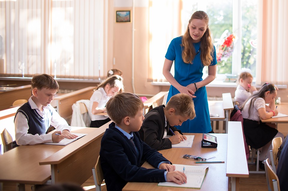 Психологи говорят: в сложных школьных ситуациях помощь нужна всем: ребенку, педагогу и родителям. Фото: Валерий ЗВОНАРЕВ