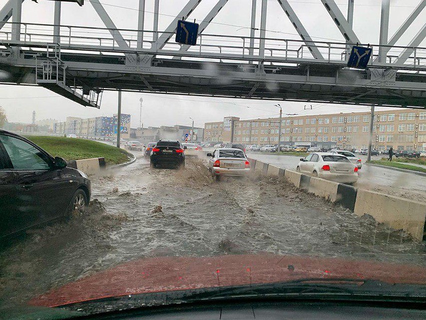 Еще одна беда четверга: потоп под мостами на въезде в Ленинский район города. Фото: Андрей Ершов.