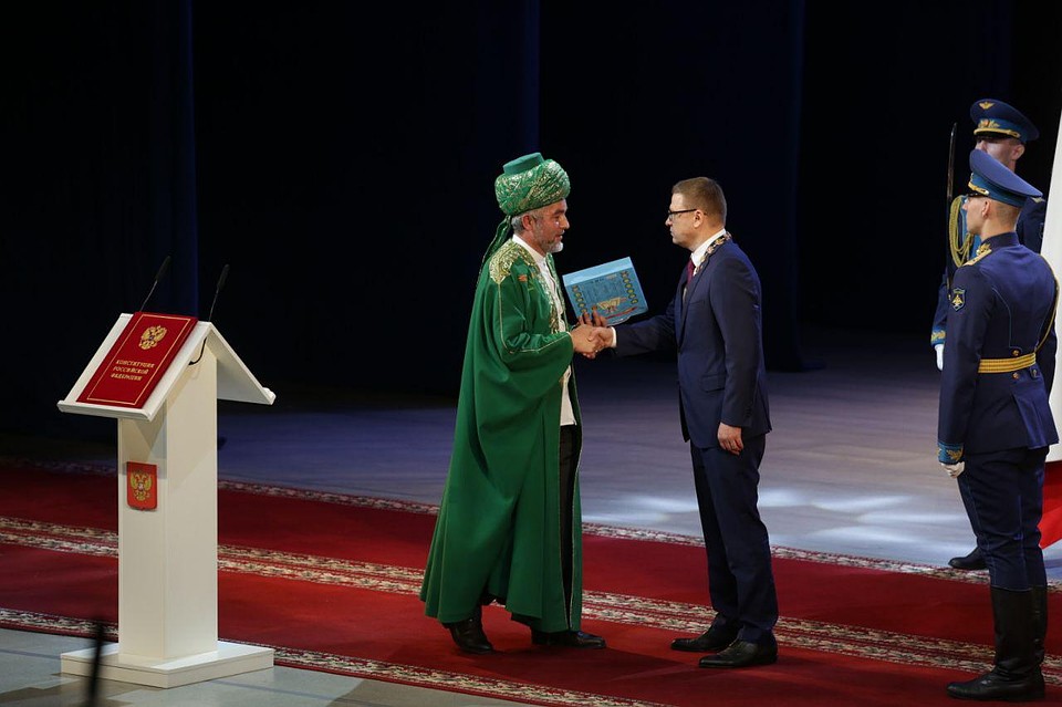 Муфтий на инаугурации Алексея Текслера подарил губернатору Коран. Фото: Валерий ЗВОНАРЕВ